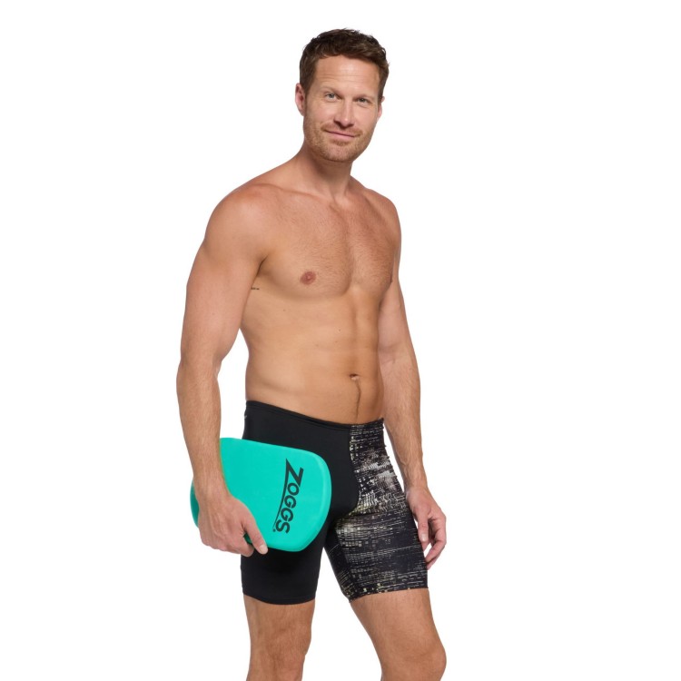 zoggs-deska-mini-kolor-turkusowy-mężczyzna-trzymający-deskę-z-boku.jpg
