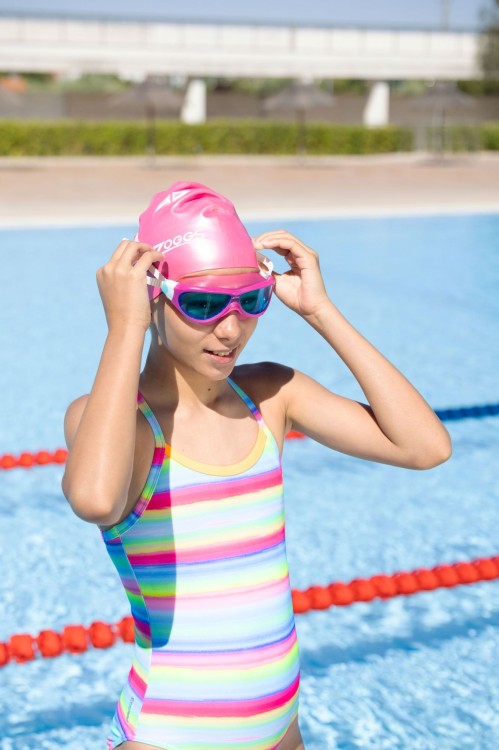 Zoggs-maska-phantom-różowo-błękitna-dziewczynka-stojącą-nad-basenem-z-maską-na-oczach.jpg