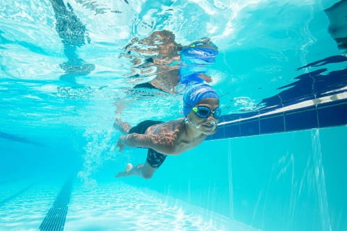 okulary-predator-junior-niebieskie-chłopiec-pływający-w-basenie.jpg
