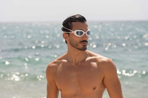 Okulary-predator-białe-dymione-niebieskie-mężczyzna-na-tle-morza.jpg