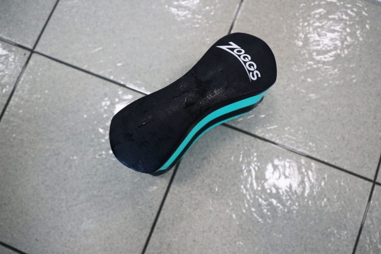 zoggs-pullboy-kolor-turkusowo-czarny-leżący-na-podłodze-widok-na-czarny-bok.jpg