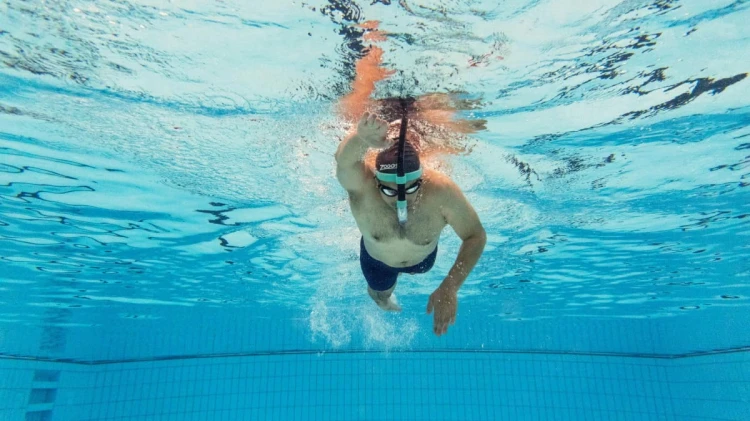 zoggs-rurka-czołowa-czarno-turkusowa-mężczyzna-płynący-z rurką-przodem-.jpg