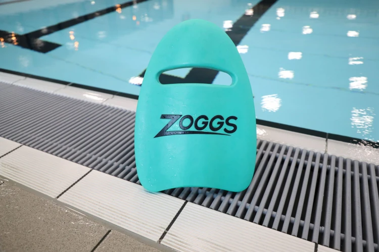 zoggs-deska-eva-turkusowa-leżąca-na-brzegu-basenu.jpg
