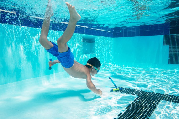 Zoggs-dive-sticks-chłopiec-nurkuje.jpg