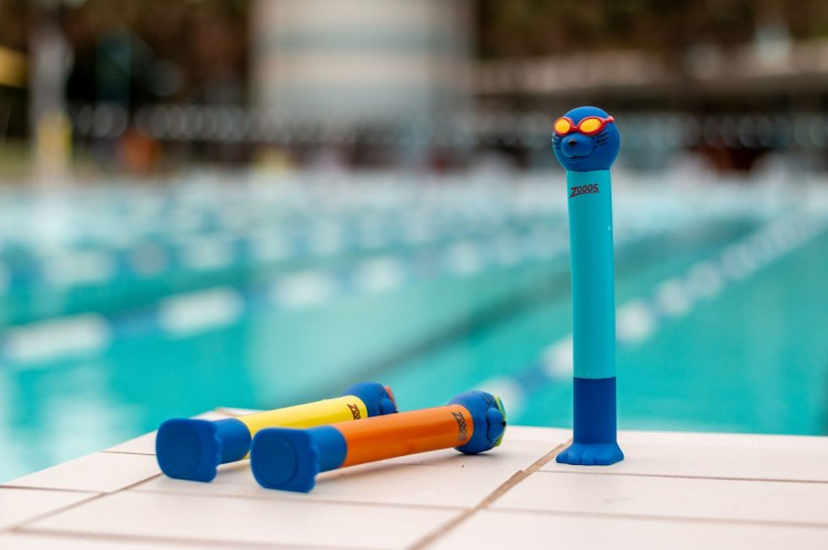Zoggs-dive-sticks-stojące-na-brzegu-basenu.jpg
