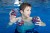 Zoggs-splash-piłki-do-wody-chłopiec-bawiący-się-w-basenie.jpg