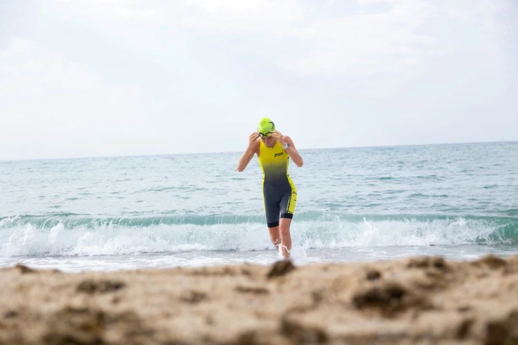 strój-triathlonowy-szaro-zólty-bez-rekawów-kobieta-wychodząca-z-wody.jpg