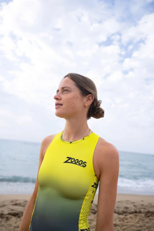 strój-triathlonowy-szaro-zólty-bez-rekawów-kobieta-zbliżenie-na przód.jpg