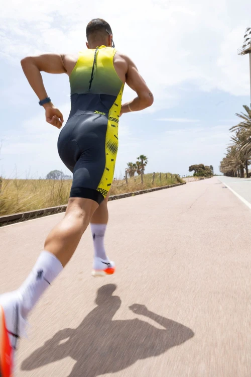 strój-triathlonowy-szaro-zólty-bez-rekawów-męzczyzna-biegnący-z-tyłu.jpg