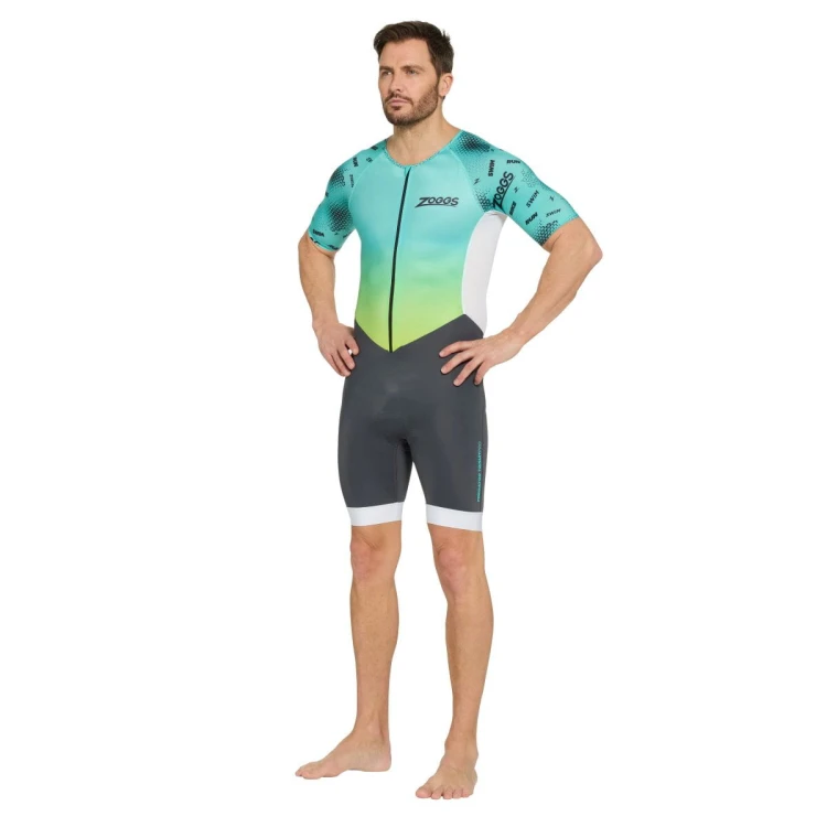 Strój-triathlonowy-turkusowo-biały-mężczyzna-stojący-ukosem.jpg