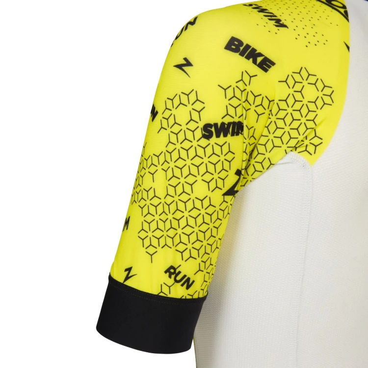 strój-triathlonowy-zółto-czarny-krótki-rękaw-zbliżenie-na-rękaw-tył.jpg