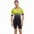 strój-triathlonowy-zółto-czarny-krótki-rękaw-mężczyzna-przód.jpg