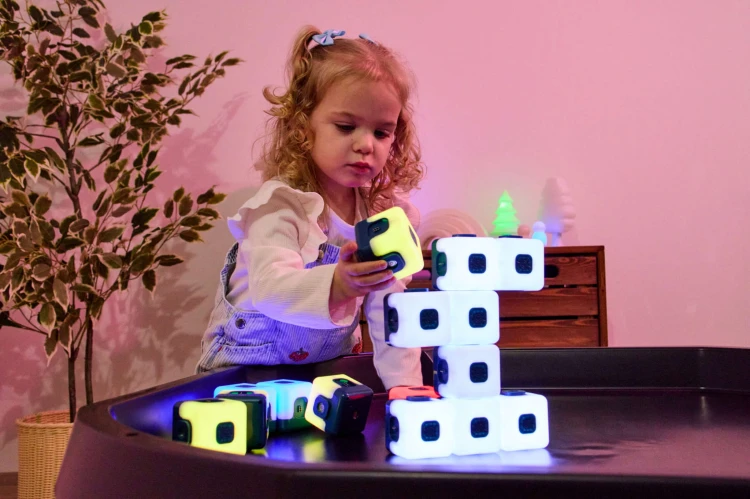 Zabawka sensoryczna świecące kostki sekwencyjne