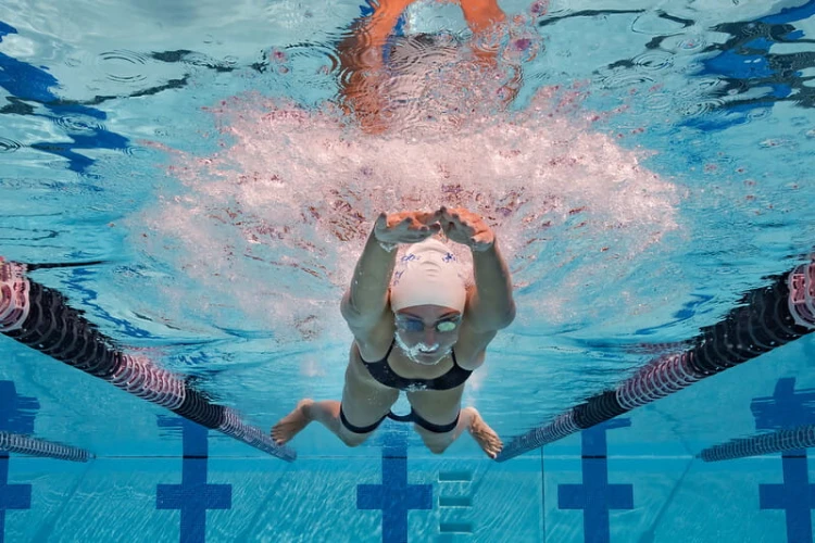 Strechcordz Knee Elastic opaska na kolana dla żabkarzy