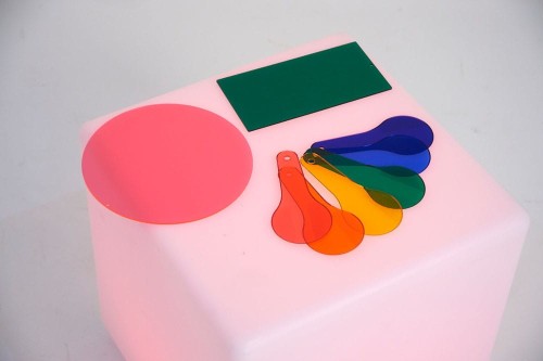 Świetlisty kolorowy sześcian