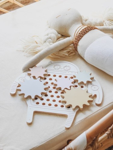 Drewniana zabawka, przeplotka Robot Jojo