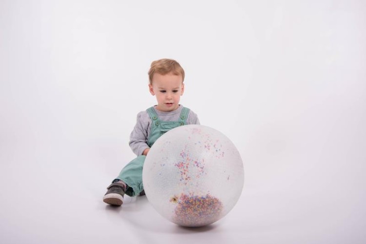 Piłka sensoryczna przeźroczysta z koralikami