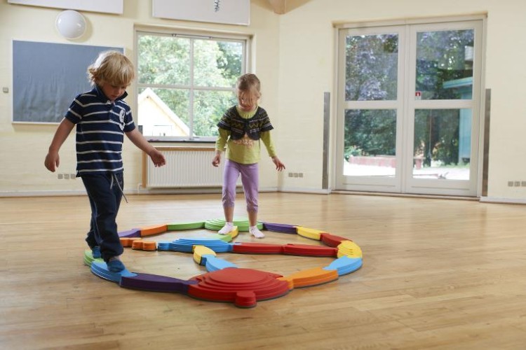 Gonge Kolorowa rzeka z wyspami i mostami