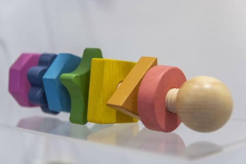 Drewniana śruba z tęczowymi nakrętkami