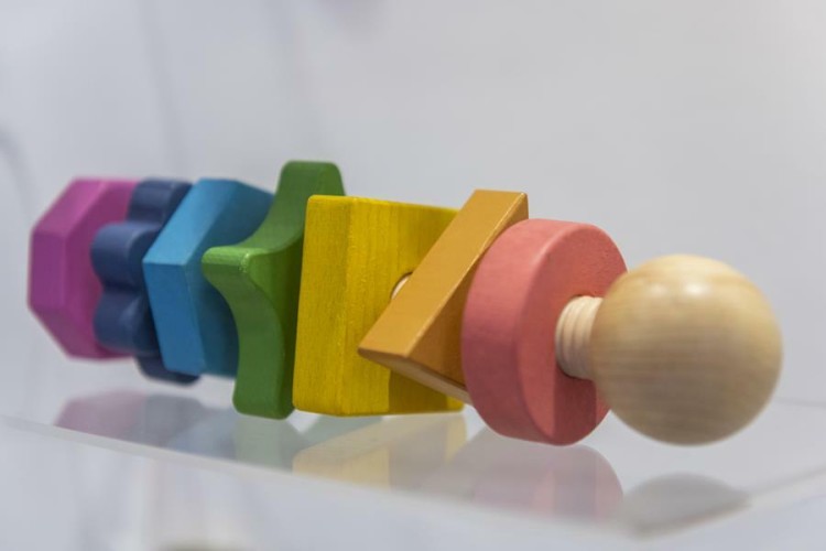 Drewniana śruba z tęczowymi nakrętkami