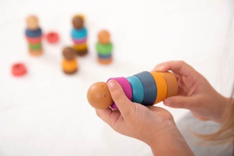 Tęczowe drewniane ludziki mały zestaw