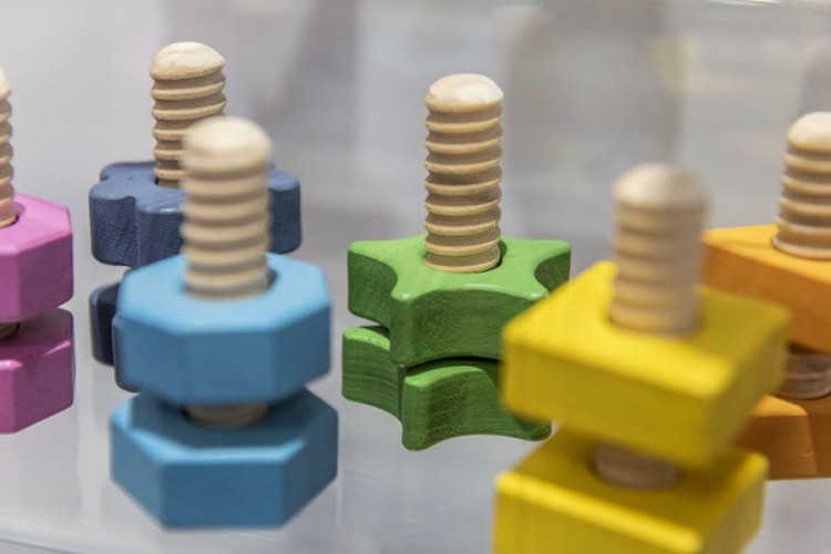 Tęczowe drewniane nakretki i śruby mały zestaw