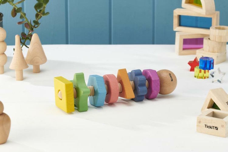 Drewniana śruba z tęczowymi nakrętkami