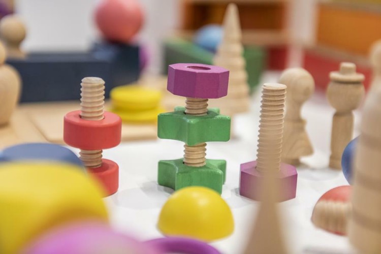 Tęczowe drewniane nakretki i śruby mały zestaw