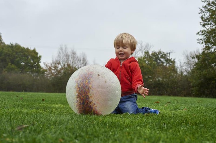 Piłka sensoryczna przeźroczysta z koralikami