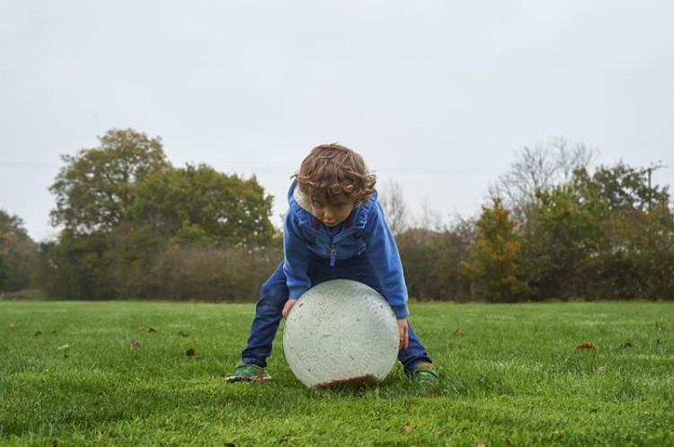 Piłka sensoryczna przeźroczysta z koralikami