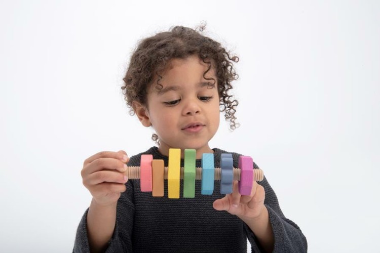 Drewniana śruba z tęczowymi nakrętkami