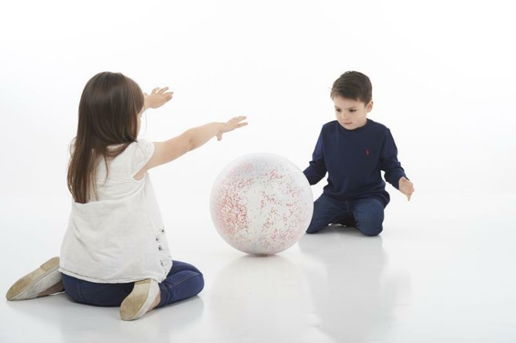 Piłka sensoryczna przeźroczysta z koralikami